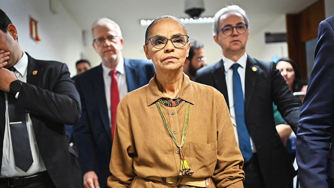 Environment Minister Marina Silva leaves the Committee after arguing with Senator Plinio Valerio